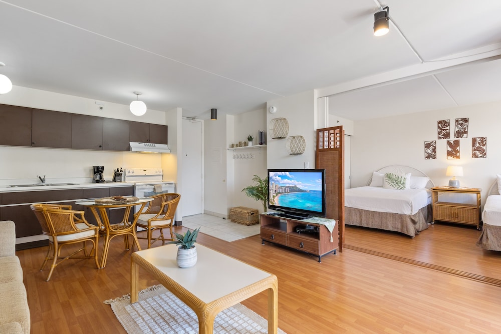 Spacious and Comfortable Ocean View Waikiki Banyan Condo FREE Parking by Koko Resort Vacation Rentals - photo 20