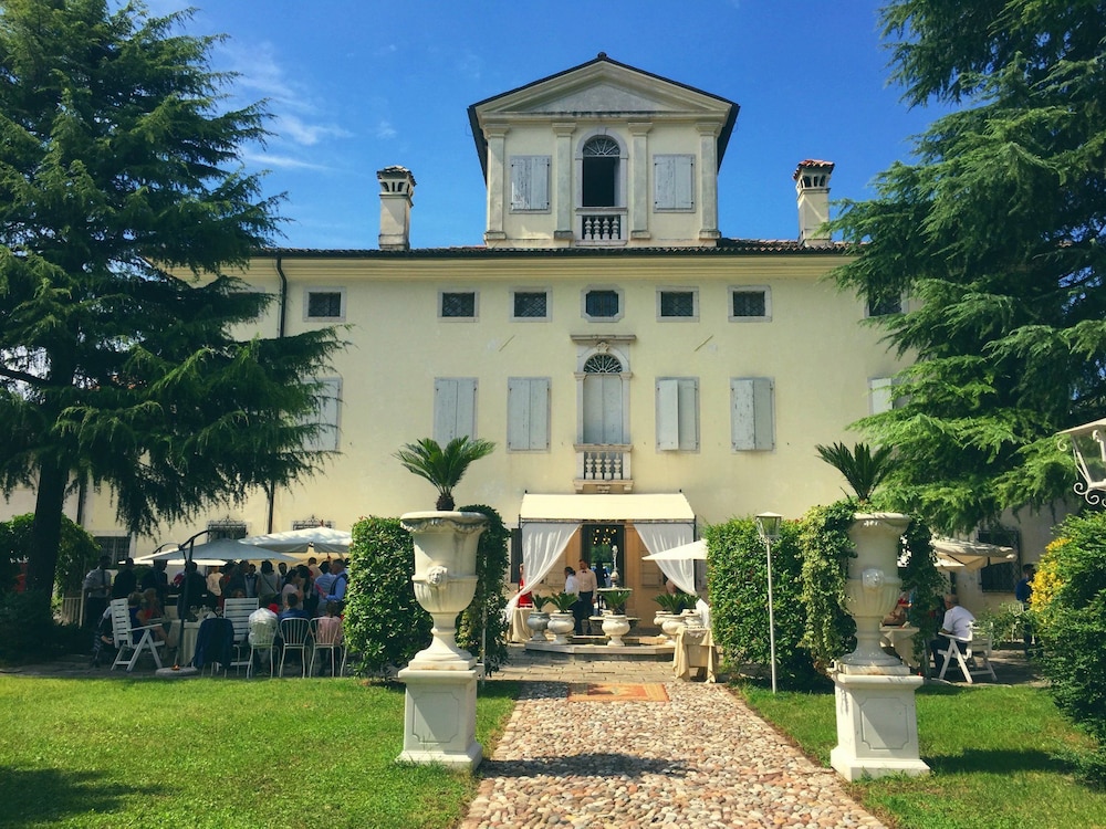 Villa Cigolotti — 4-Star Luxury Hotel in Vivaro, Italy