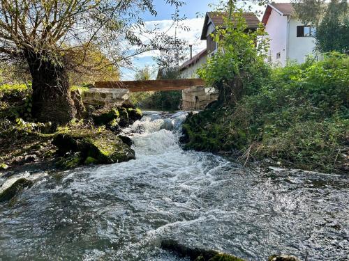 Seosko Imanje Na Obali Rijeke — hotel in Vojnic