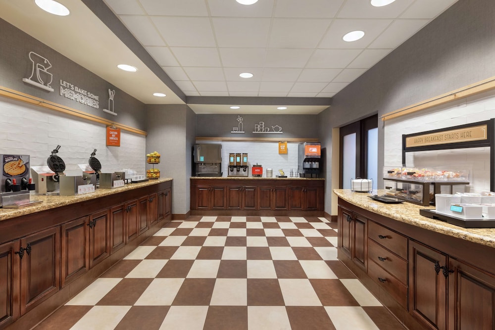 Hampton Inn & Suites Rogers - photo 31