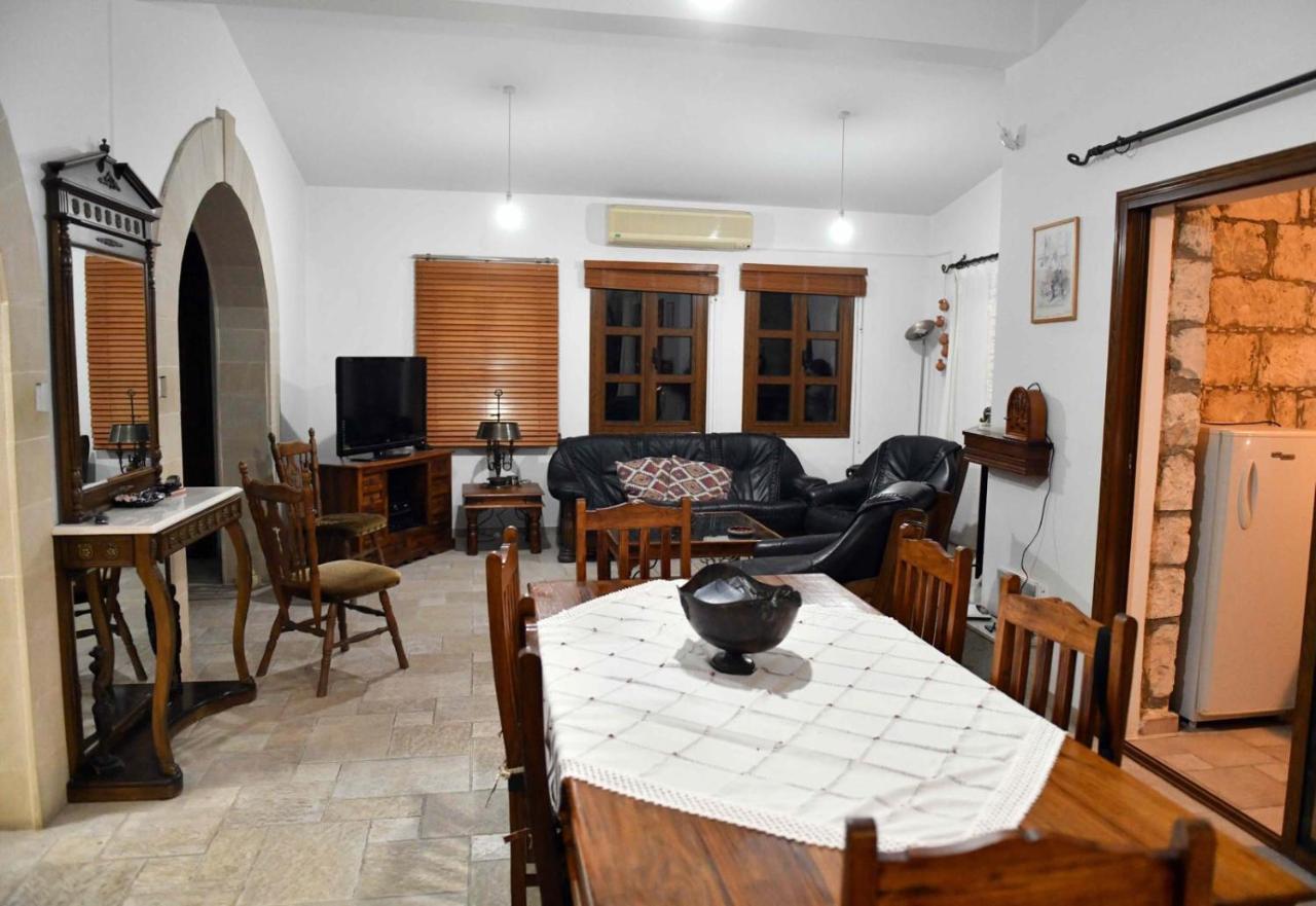 Lasa Black Rock Villa