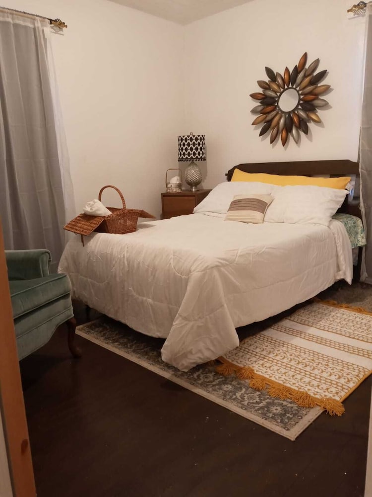 Super Comfy Room at a Great Location - photo 6