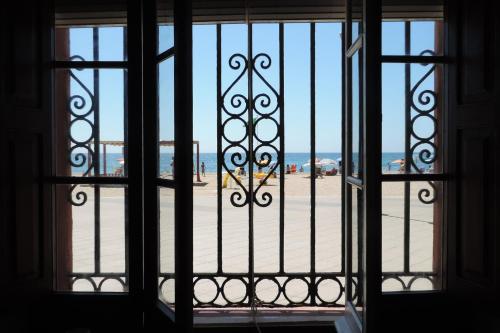 AT055 Planta baja en el paseo marítimo con vistas a la playa — 4-Star Luxury Hotel in Torredembarra, Spain