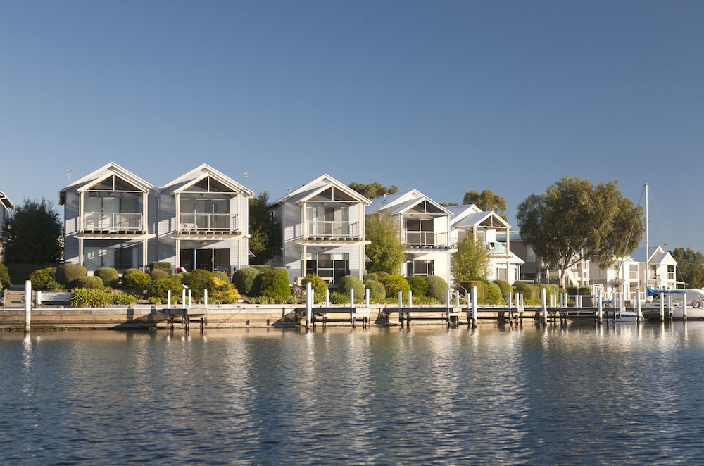 Captains Cove Waterfront Resort in Paynesville, Australia