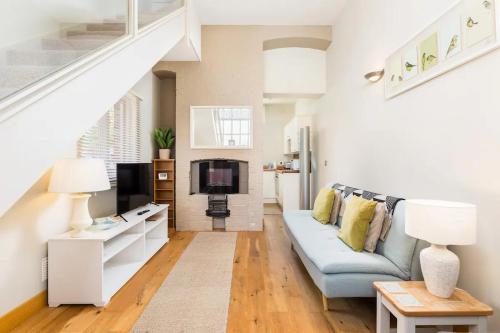 CV37 9HF The Tack Room Shottery Charming 1Bed in Shottery with secure Parking Pass The Keys in Stratford-Upon-Avon, United Kingdom