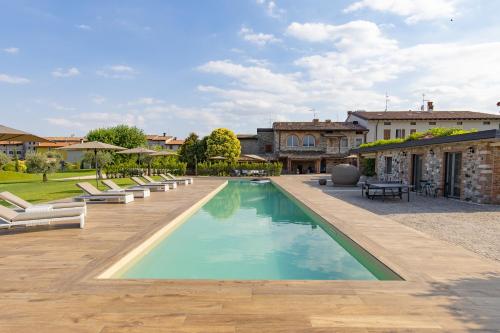 Villa Mocasina 25 m Pool — 4-Star Luxury Hotel in Calvagese Della Riviera, Italy