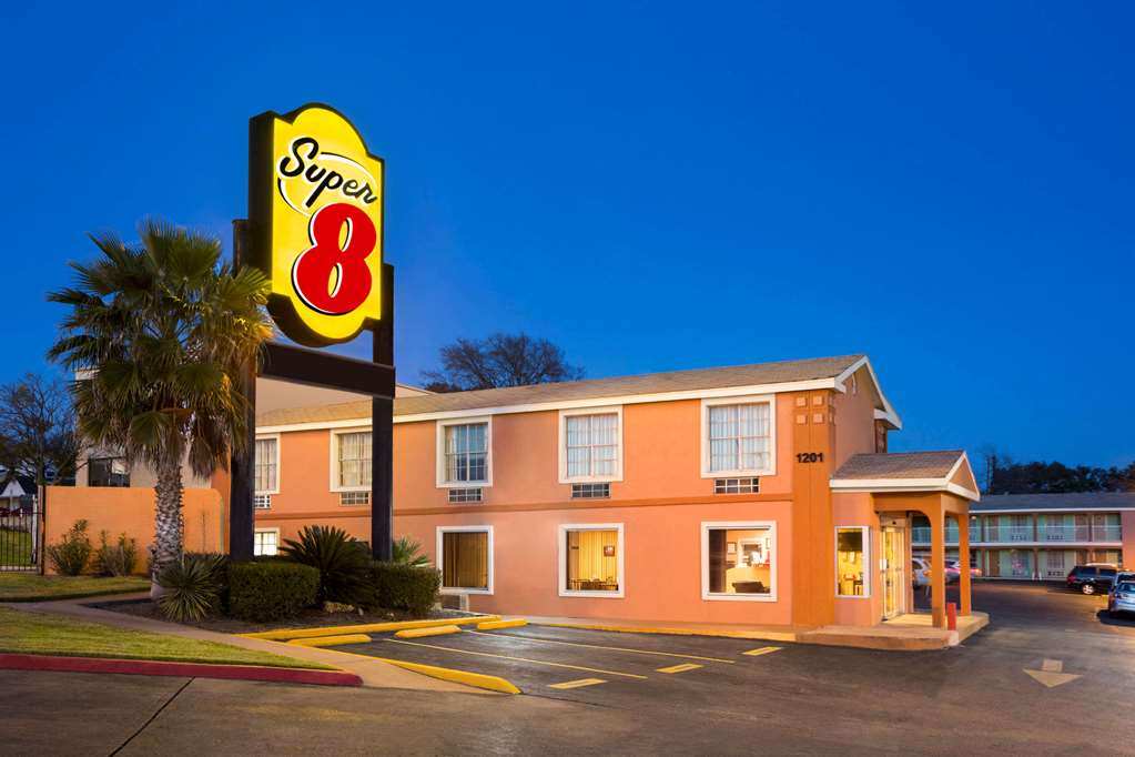 Super 8 by Wyndham Austin Downtown Capitol Area - photo 2