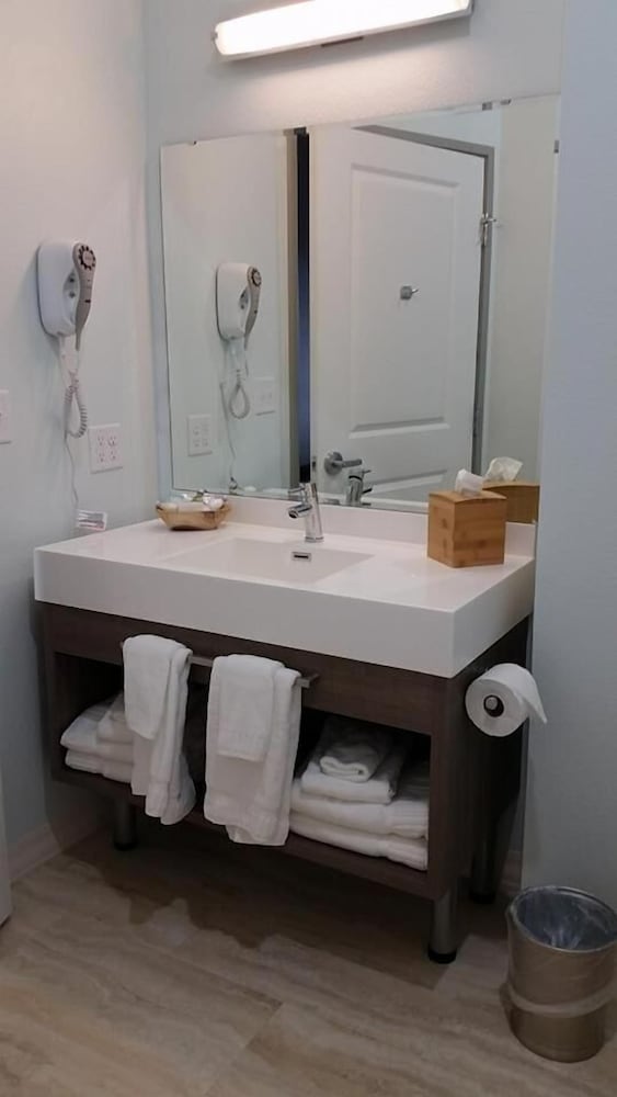 Lakes Inn at Dunvilla - photo 26
