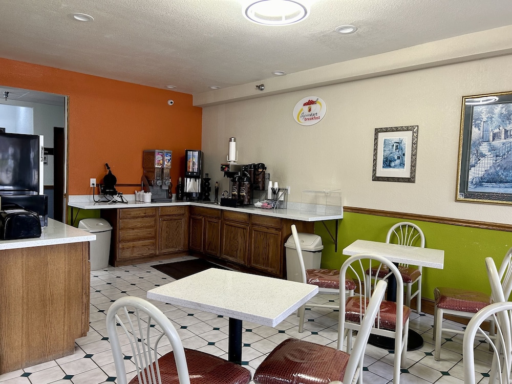 Super 8 by Wyndham Platte City Kansas City Area Airport - photo 15