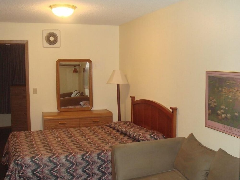 Townhouse Inn & Suites - photo 5