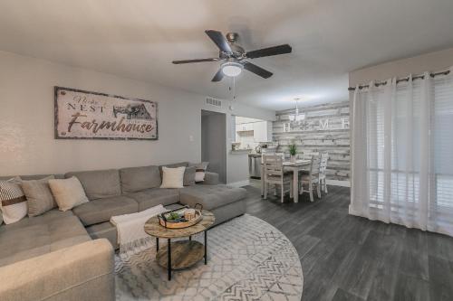 Cozy 2BR Farmhouse Apt Sleeps 8 FREE Parking — 4-Star Luxury Hotel in Arlington, United States