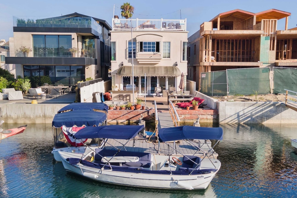 Canalfront Charmer by Avantstay Waterfront w Shared Dock Hot Tub in Newport Beach, United States