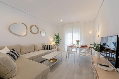 ISG Apartments BAccquer Free Parking inside the building — 4-Star Luxury Hotel in Sevilla, Spain