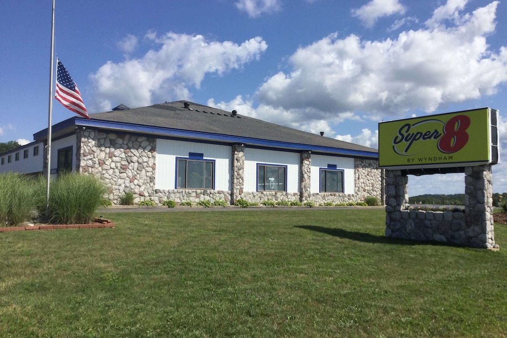 Super 8 by Wyndham Petoskey - photo 2