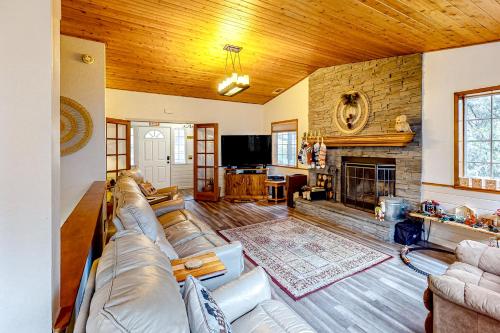 Creekside Cabin — 4-Star Luxury Hotel in Crestline, United States