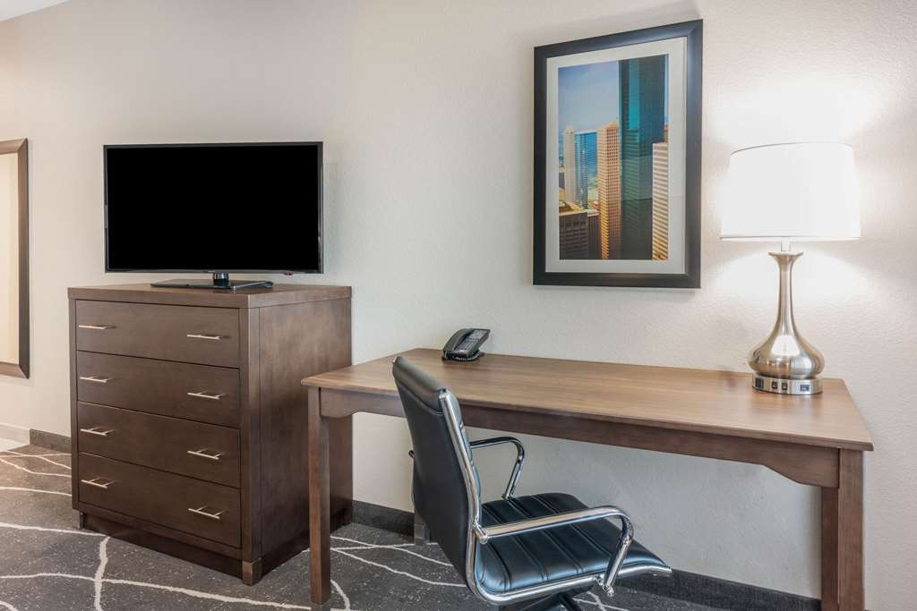 La Quinta Inn and Suites by Wyndham Houston Spring South - photo 16