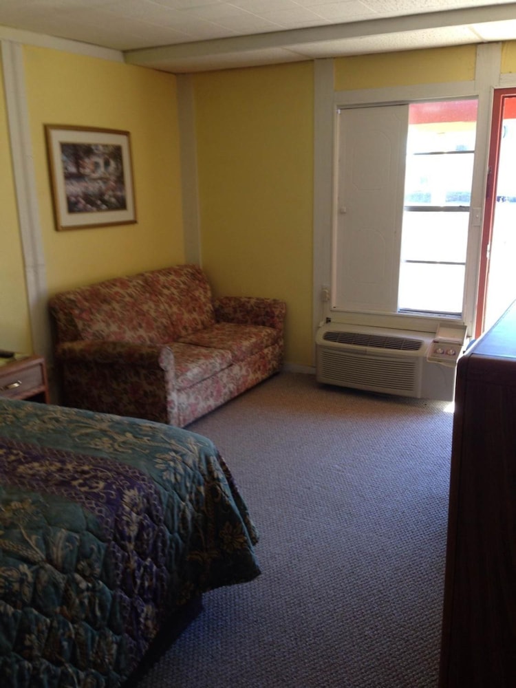Sportsman Inn and Suites - photo 5