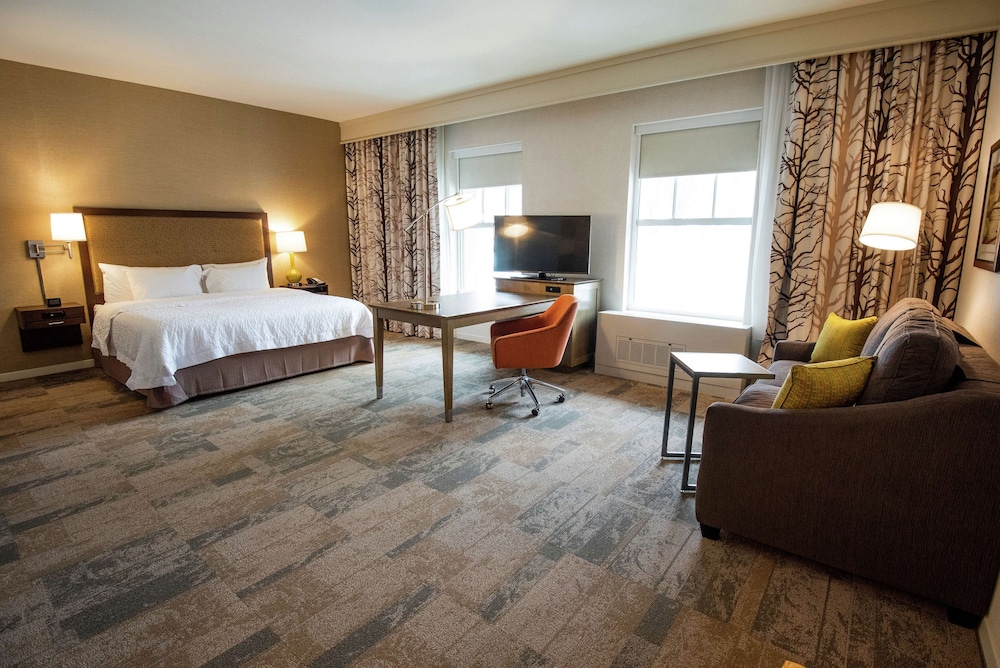 Hampton Inn and Suites Manchester - photo 8