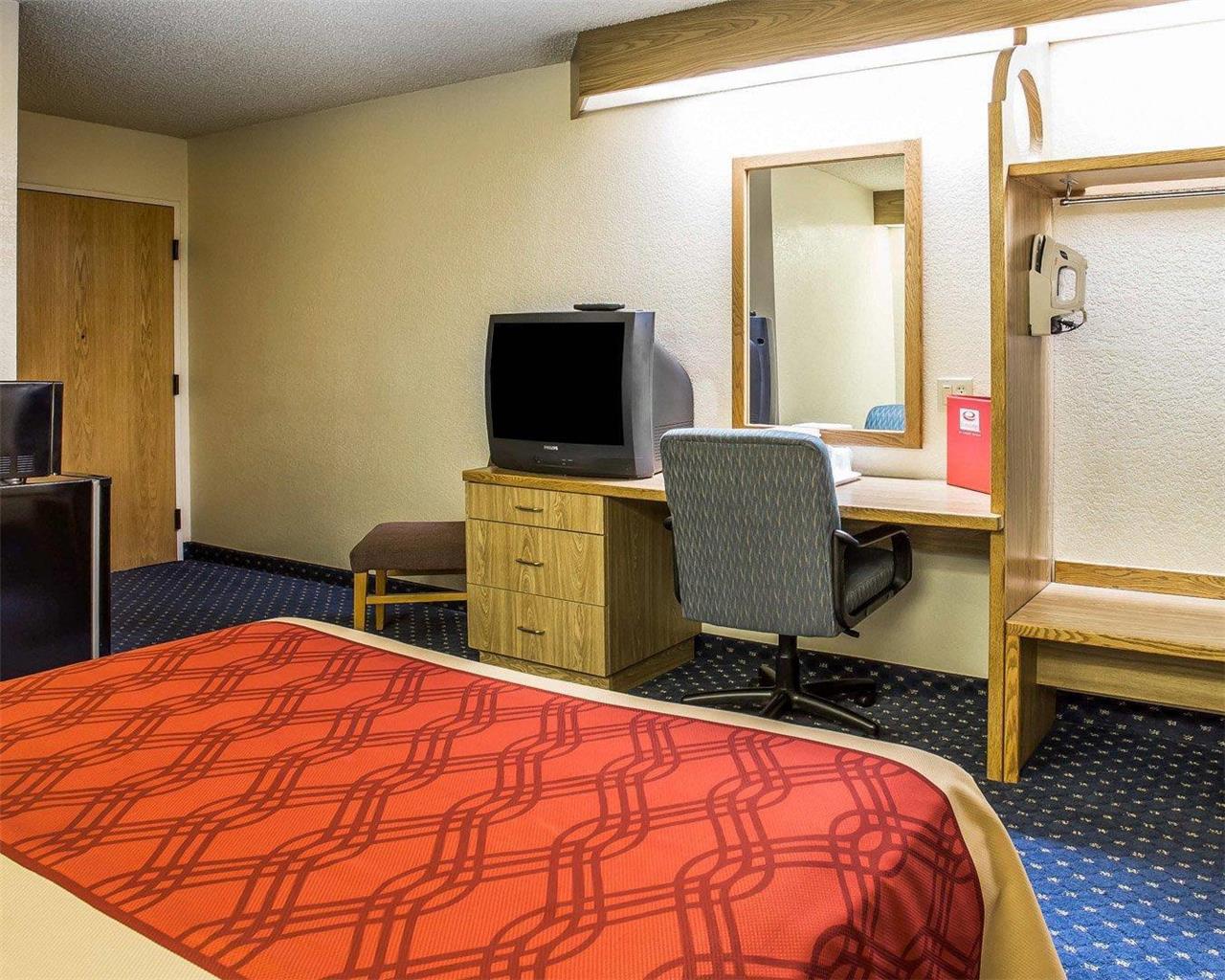 Econo Lodge Denver International Airport - photo 20