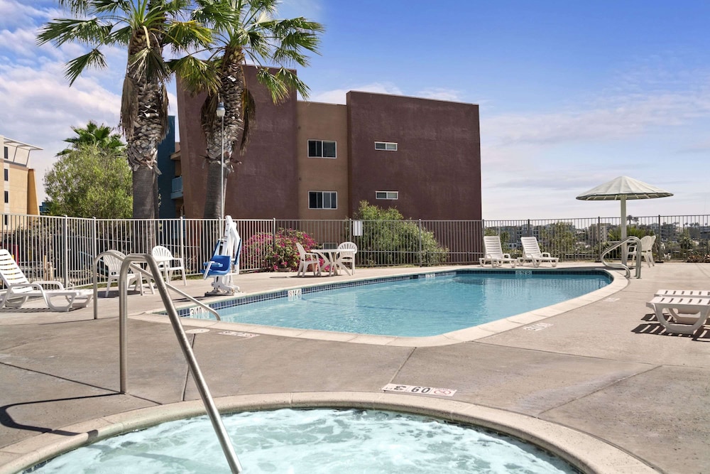 Days Inn by Wyndham Oceanside - photo 15