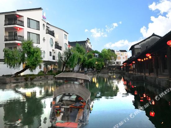 J Romantic Waterside Holiday Hotel in Jiashan, People's Republic of China