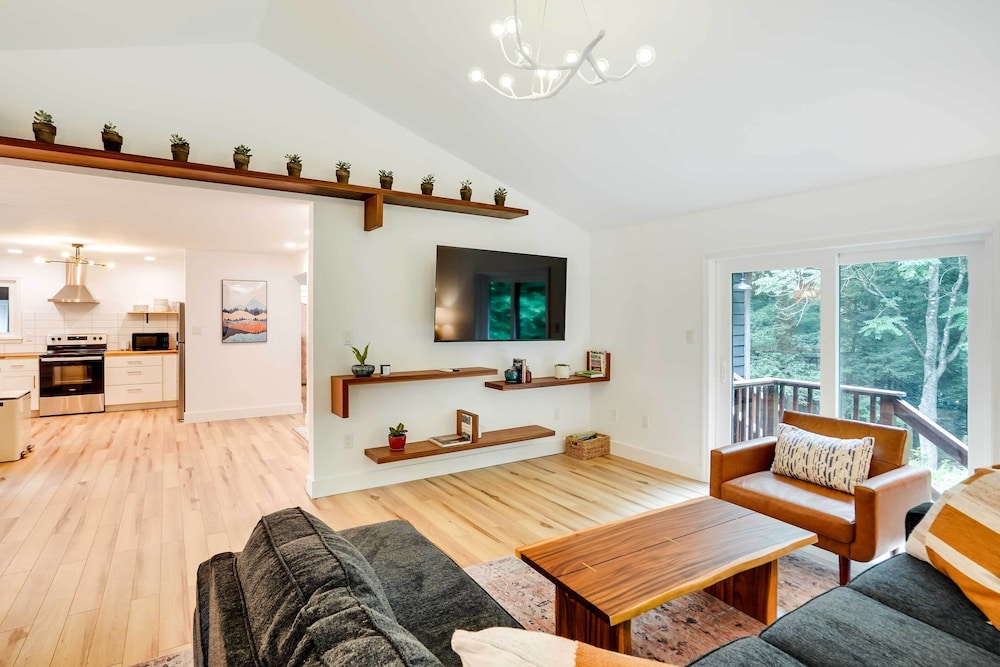 Fully Remodeled Saugerties Retreat on 7 Acres — hotel in Saugerties