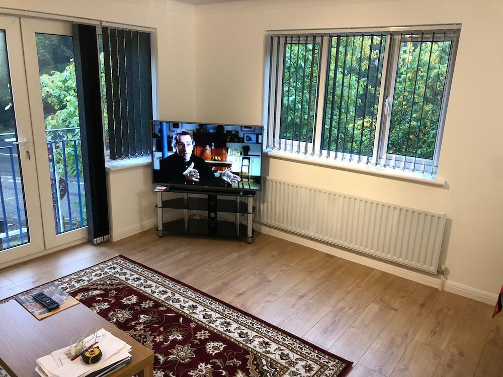 Oaklawn Apartment Sleeps 4 Parking & Garden — 4-Star Luxury Hotel in Woking, United Kingdom