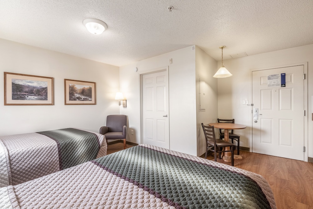 HomeTowne Studios & Suites by Red Roof Charlotte Concord - photo 4