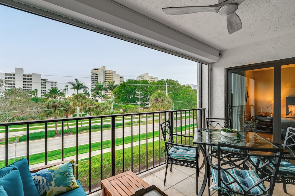 Beachy Marco Island Condo With Resort Amenities - photo 2