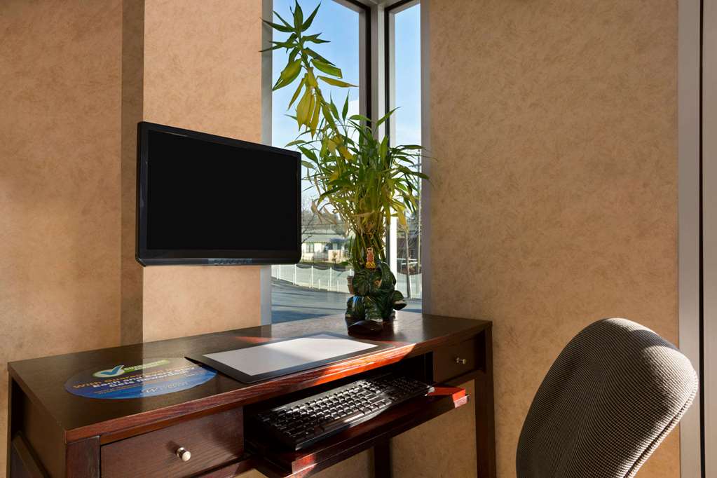 Super 8 by Wyndham Austin Downtown Capitol Area - photo 6