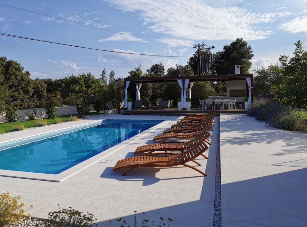 Luxury Villa Reina — 4-Star Luxury Hotel in Marina, Croatia
