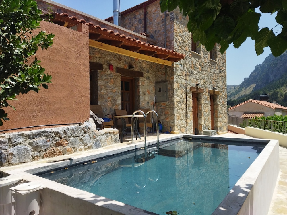 Apirathes — 4-Star Luxury Hotel in Perivolia, Greece