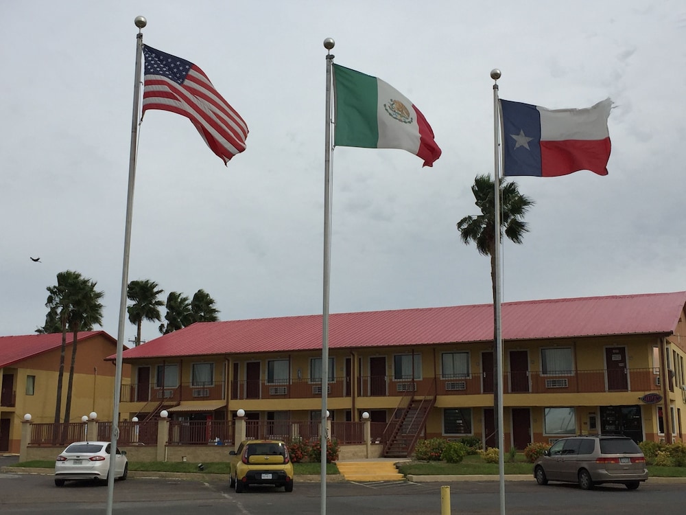 Deluxe Inn Airport - photo 18