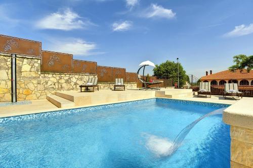 Schone Villa Bei Rovinj Mit Privatem Pool — 4-Star Luxury Hotel in Rovinj, Croatia