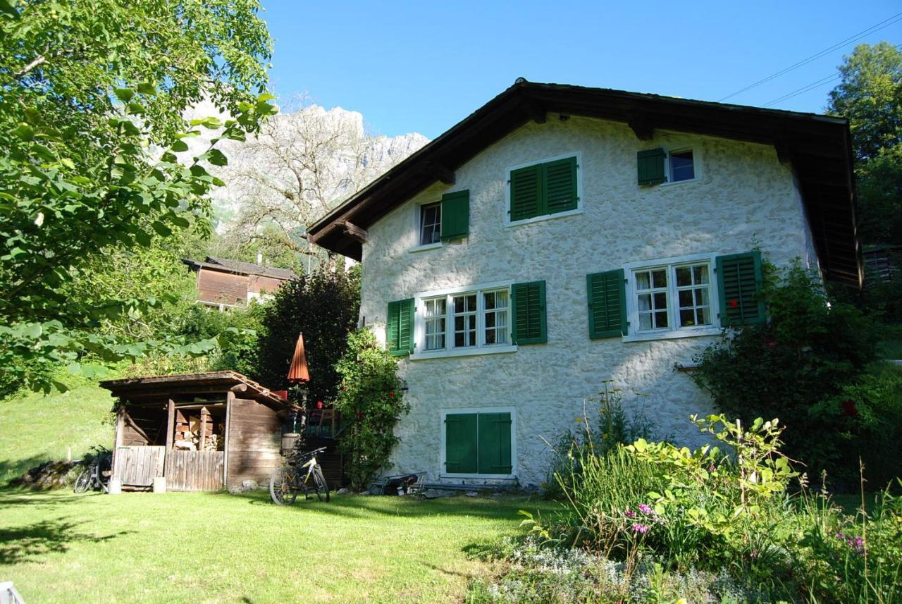 Bergbauernhaus an Wasserfall und Waldrand in Unknown City, Switzerland