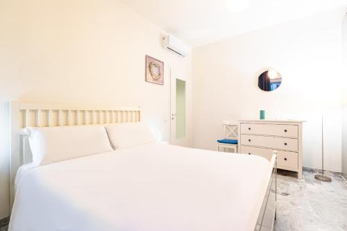 Piazza Gramsci Amazing Apartment with Balcony Top Collection — 4-Star Luxury Hotel in Milan, Italy
