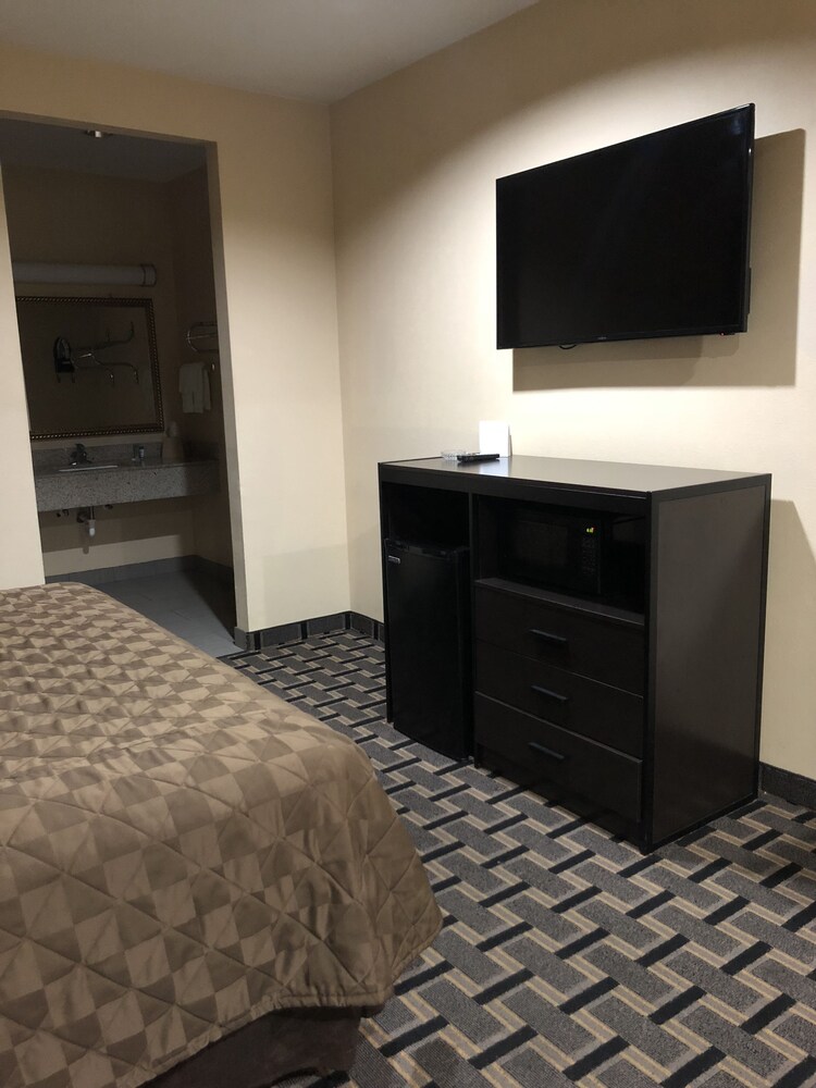 Downtowner Inns & Suites - photo 10
