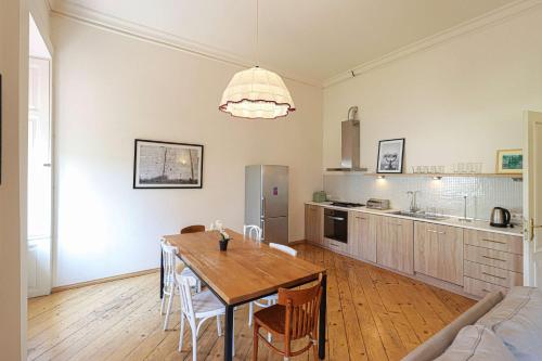Bright 3BR Apartment in Old Tbilisi by Wehost
