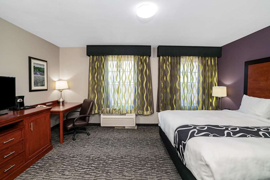 La Quinta Inn & Suites by Wyndham Knoxville North I 75 - photo 36