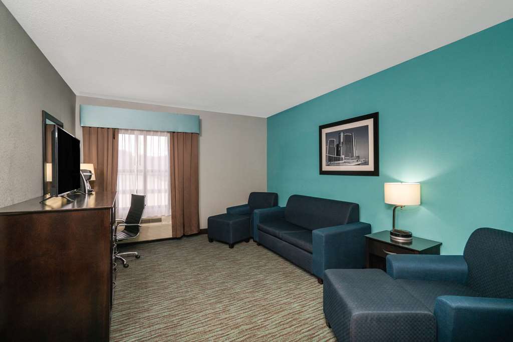 La Quinta Inn & Suites by Wyndham Knoxville East - photo 21