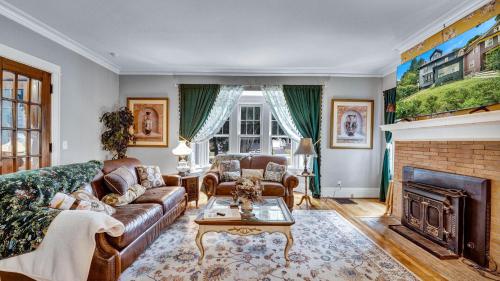 Center to all of Rochester's entertainment 5 bedroom home — 4-Star Luxury Hotel in Rochester, United States