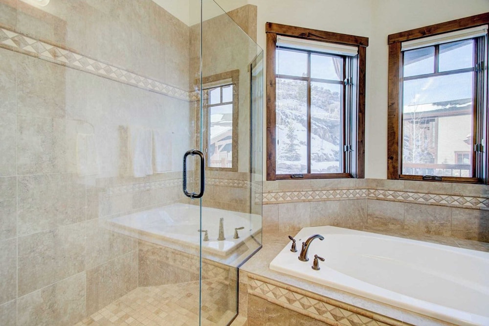 Fairway Ski and Golf Retreat by Avantstay Blocks From the Ski Lift Beautiful Views w Hot Tub - photo 20