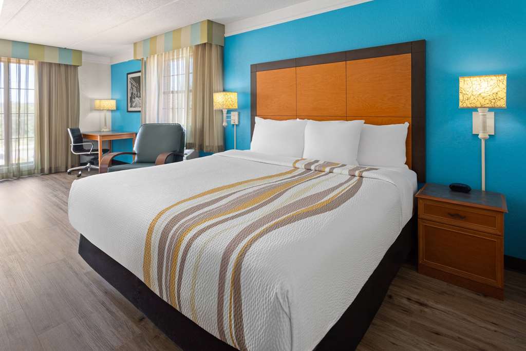 La Quinta Inn by Wyndham Pittsburgh Airport - photo 37
