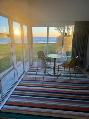 Luxurious Kiwiana Raumati Beachfront Home — 4-Star Luxury Hotel in Paraparaumu, New Zealand