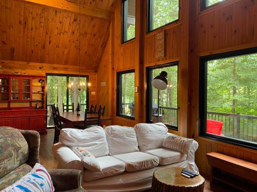 March Break 3BR Reliable 10 on 10 Lakefront Free Snowshoes Free Firewood Serendipity Hideaway — hotel in Chertsey