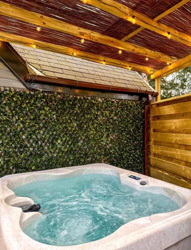 Danu 1A Hot Tub Perth Pet Friendly Luxury Romantic in Perth, United Kingdom