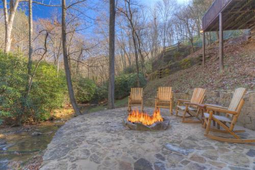 Rushing Waters Creekside North GA Cabin in Blue Ridge Georgia — 4-Star Luxury Hotel in Blue Ridge, United States
