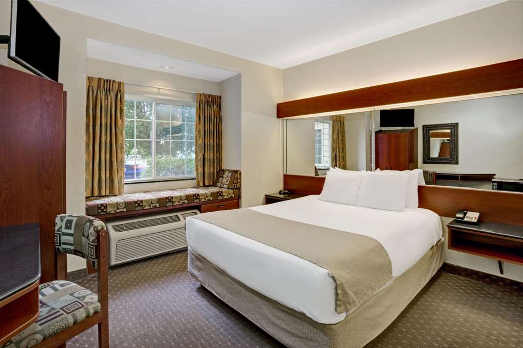 Microtel Inn & Suites by Wyndham Indianapolis Airport - photo 9