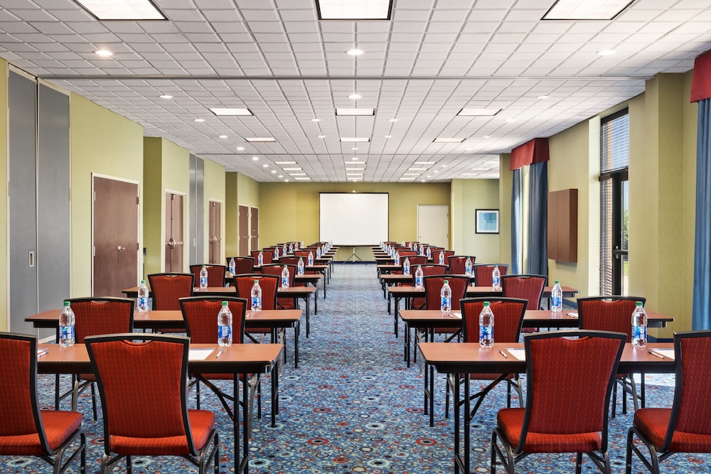 Holiday Inn Express & Suites Akron Regional Airport Area - photo 56