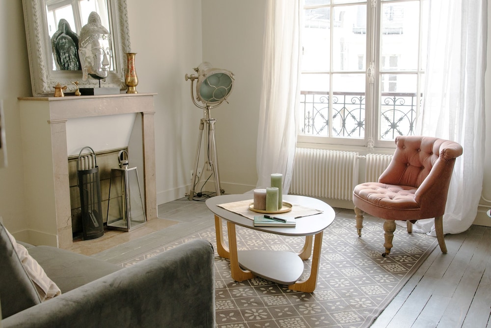 1BR Near Eiffel & Les Invalides — 4-Star Luxury Hotel in Paris, France